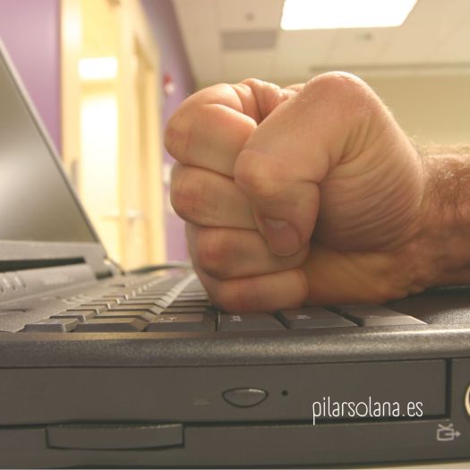 Puño cerrado golpeando un pc que describe un ataque de ira en psicología. Pilar Solana blog de Psicología.