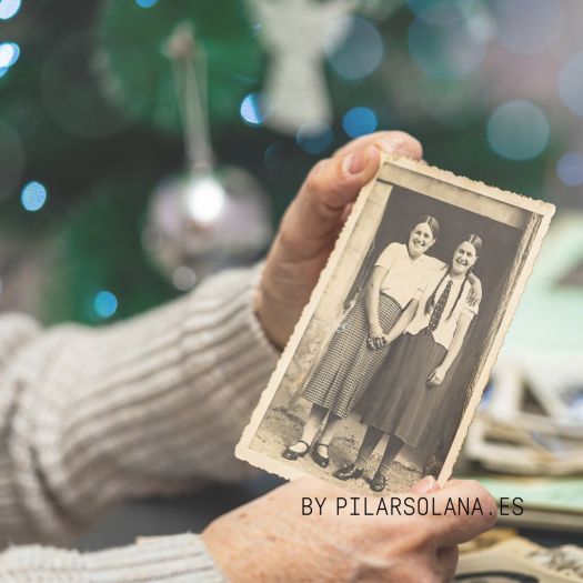 Mujer mayor mirando una foto que rompe con el convencionalismo en los mandatos familiares. Psicología de adultos